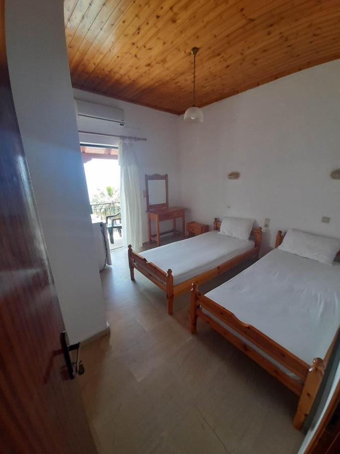 Christina Sunny Rooms Loútsa Buitenkant foto