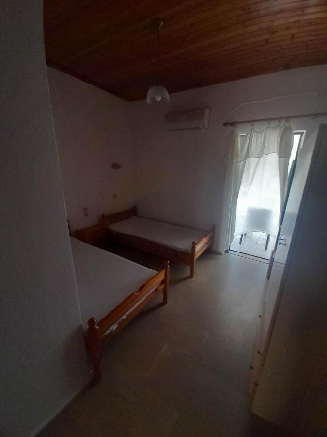 Christina Sunny Rooms Loútsa Buitenkant foto